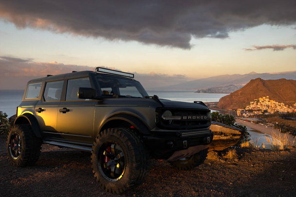 Ford Bronco Wildtrak in the wilderness of Tenerife - Zdjęcie, obraz