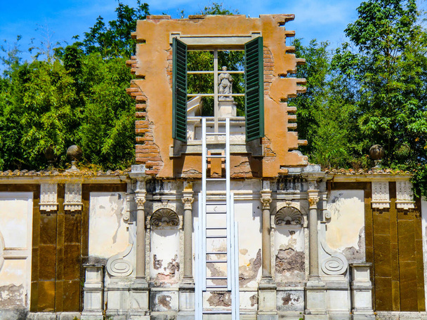 El artista Leandro Ehrlich con su obra Ventana y escalera Citta Eterna en la exposición Volver a la naturaleza 2021, Villa Borgese Gardens, 13 de junio de 2021 en Roma, Italia, Europa - Foto, imagen