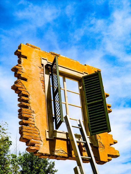 L'artiste Leandro Ehrlich avec son œuvre Window and Ladder Citta Eterna à l'exposition Back to nature 2021, Villa Borgese Gardens, 13 juin 2021 à Rome, Italie, Europe - Photo, image