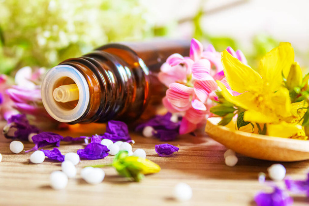lääkeyrttejä, öljyjä pienissä pulloissa homeopatia. valikoiva kohdentaminen. - Valokuva, kuva