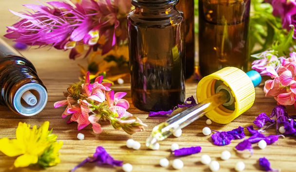 Gyógynövények, olajok kis palackokban homeopátia. szelektív fókusz. - Fotó, kép