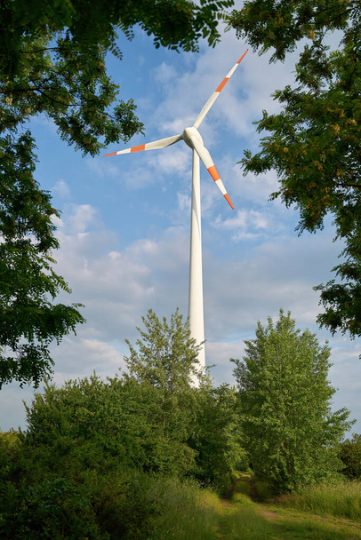   Вітряна турбіна у природному ландшафті на околиці міста Магдебурга (Німеччина).                              - Фото, зображення
