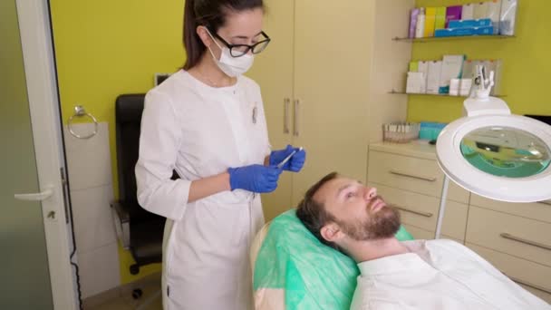 Lékař dělá vlasy mezoterapeutické procedury pro mladé muže na klinice - Záběry, video