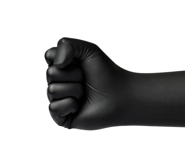 primer plano de un puño con guantes protectores de látex negro sobre fondo blanco - Foto, Imagen