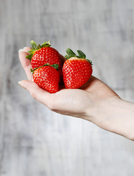 Fresh ripe strawberries in beautiful hands - Foto, afbeelding