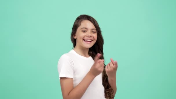 portré boldog gyerek göndör haj mozog és ujjal mutogatva mindenhol és a kamera, rendező. - Felvétel, videó
