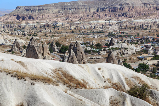 GOREME, TURKEY - 4 EKİM 2020: Bu Goreme Vadisi 'nin değişik renkte kayalıkları ve yamaçları olan bir görüntüsü.. - Fotoğraf, Görsel