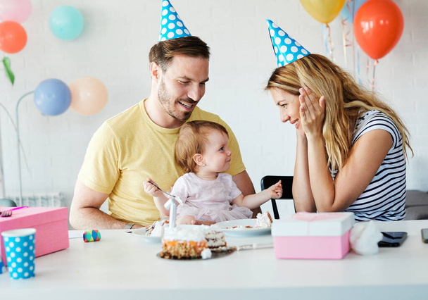 Glückliche Familie feiert Geburtstag gemeinsam zu Hause - Foto, Bild
