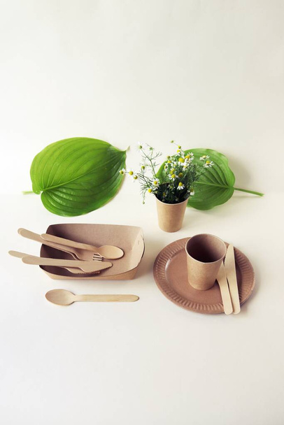 Šetrné k životnímu prostředí jednorázové stolní nádobí z přírodních materiálů, ponechává na světlém pozadí, koncept ekologie, nulový odpad, životní styl - Fotografie, Obrázek