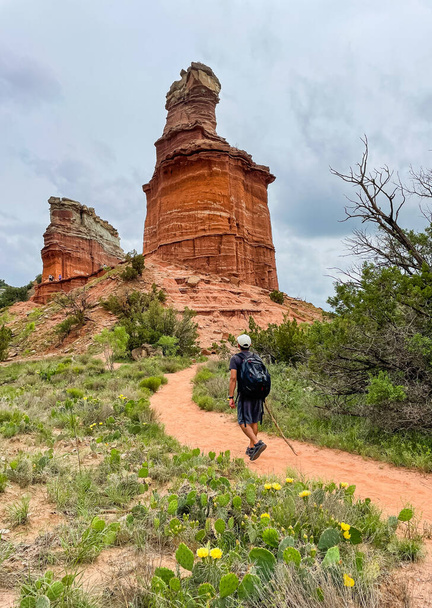 Vista de cerca de la roca símbolo del faro con el visitante caminando hacia él en Palo Duro Canyon State Park - Foto, Imagen