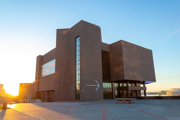 Krasnojarsk, Rusland - 11 juni 2021: Vredesplein Museumcentrum. Een van de beroemdste musea in Krasnojarsk, de grootste tentoonstellingsruimte voor hedendaagse kunst in Siberië - Foto, afbeelding