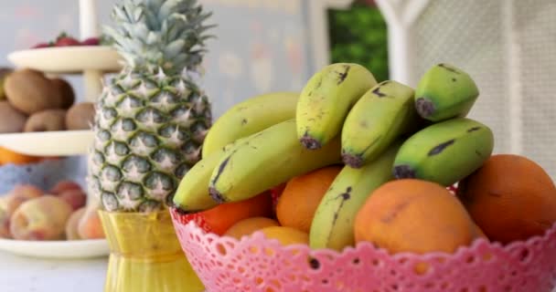 Gran variedad de frutas tropicales en la mesa 4k película - Imágenes, Vídeo