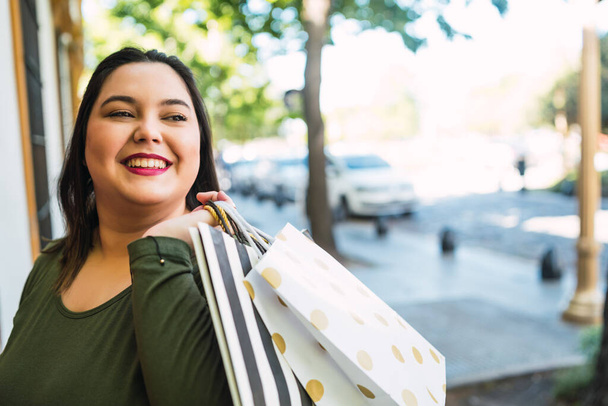 Young woman holding shopping bags. - Foto, Imagen