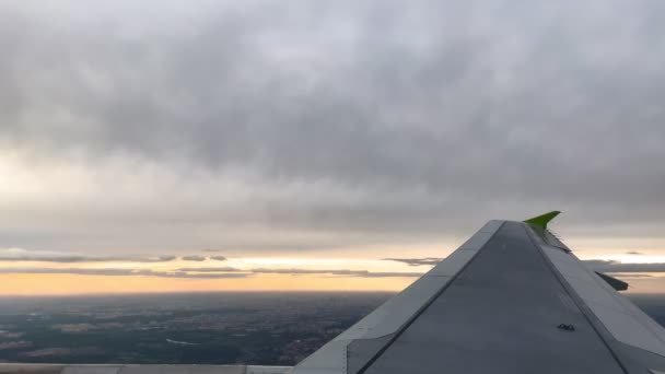 Vista desde el avión volador de la ventana a las hermosas nubes. Concepto de transporte aéreo - Imágenes, Vídeo