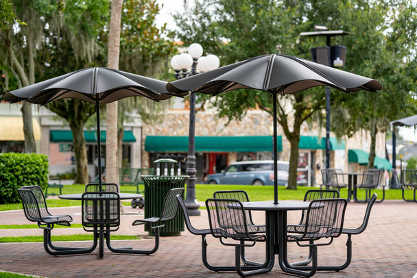 Mesas y sombrillas en el parque Sebring FL USA - Foto, Imagen