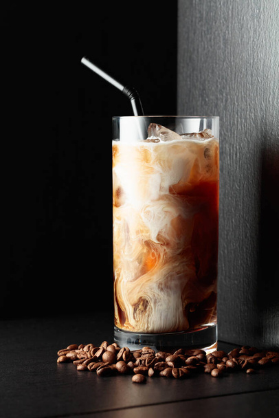 Eiskaffee mit Sahne im Tiefkühlglas. - Foto, Bild