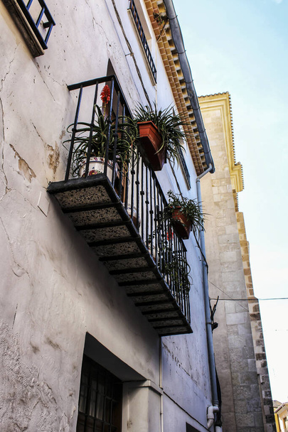Régi kő homlokzatok Caravaca de La Cruz faluban, Murcia, Spanyolország - Fotó, kép