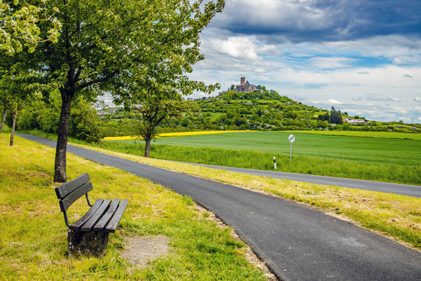 Burgruine Gleiberg mit Ruhebank und schönen grünen Wiesen - Foto, Bild