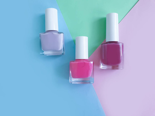 botella de esmalte de uñas sobre un fondo de color - Foto, Imagen