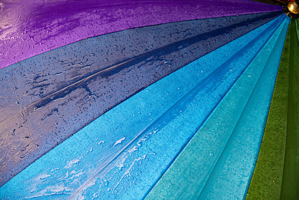 青い紫色の色合いの雨滴傘の閉鎖ウェット生地のテクスチャ - 写真・画像