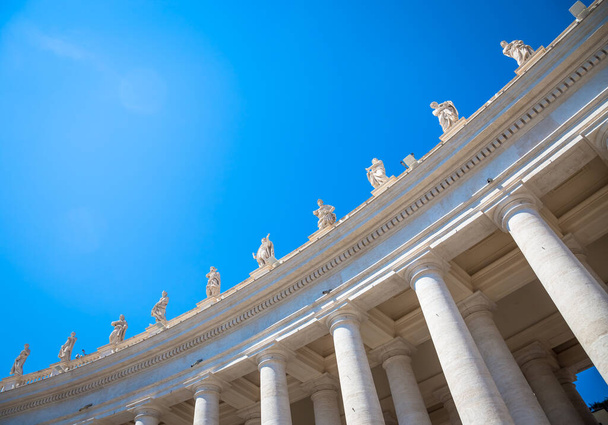 Roma, Stato del Vaticano. Dettagli di colonne di Piazza San Pietro con copyspace su azzurro - Foto, immagini