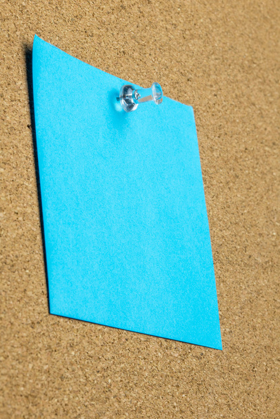 Tyhjä arkki sinistä paperia ilmoitustaululla
 - Valokuva, kuva