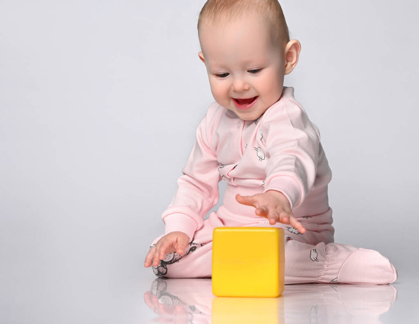 baby toddler playing with building block toys - Foto, imagen