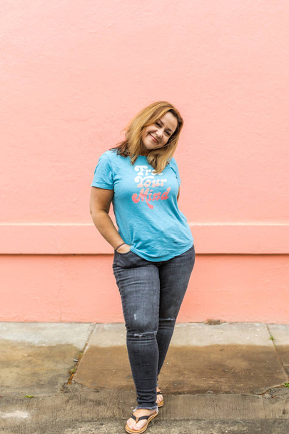 kompletní obraz ženy ve volném tričku s džínami - Fotografie, Obrázek