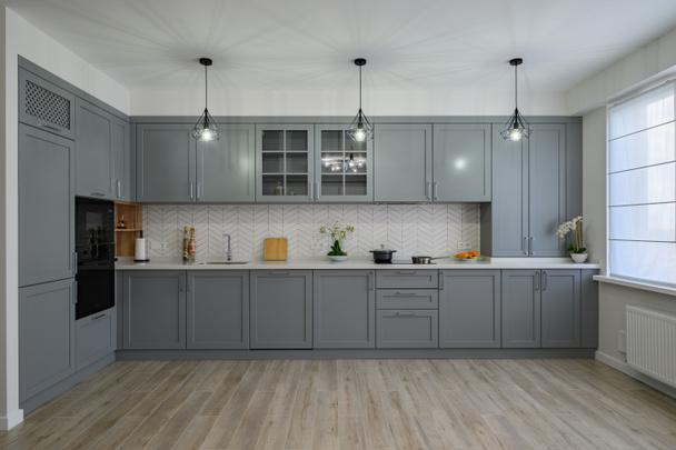 Muebles de cocina modernos grises y blancos de moda, vista frontal - Foto, imagen