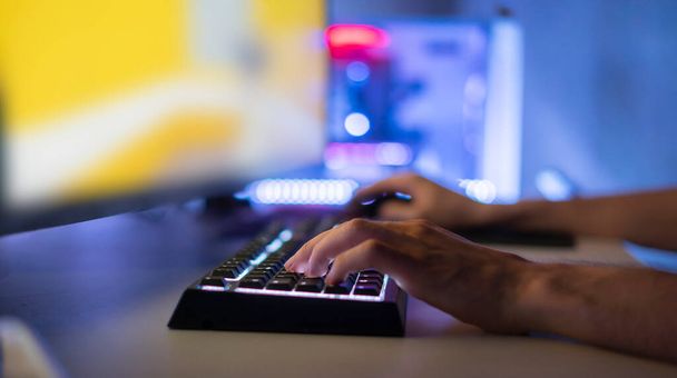 Bir erkek profesyonel oyuncu bilgisayar oyunu oynayarak siber spor şampiyonasına katılıyor. - Fotoğraf, Görsel