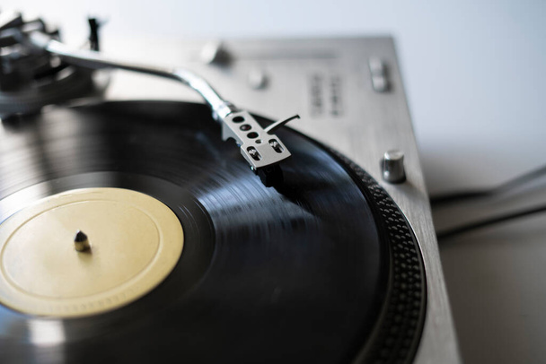 makro zbliżenie igły gramofonu grającego płytę winylową, staromodny odtwarzacz muzyki retro - Zdjęcie, obraz