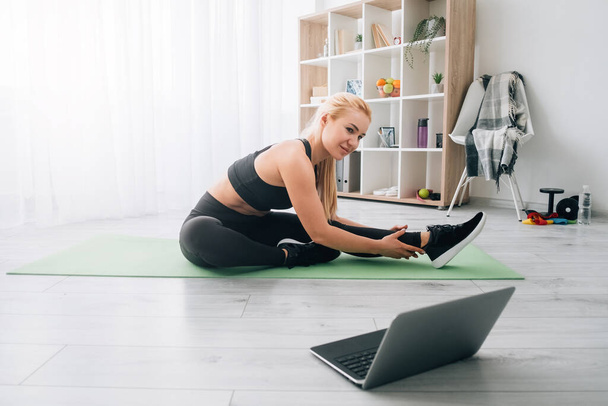 home stretching female sport online fitness - Foto, Imagem