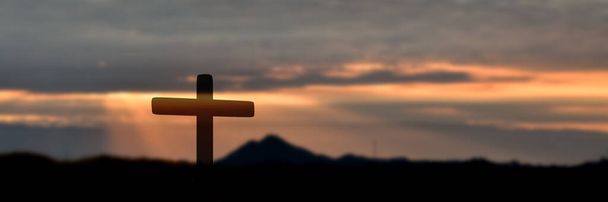 日没の背景にカトリックの十字架のシルエット。パノラマ写真 - 写真・画像