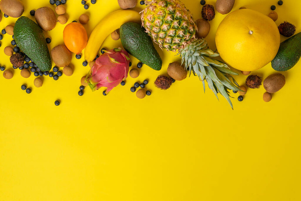 ένα χώρο αντίγραφο, θέση για το κείμενο desigh με φρέσκα φρούτα σε πολύχρωμο φόντο - Φωτογραφία, εικόνα
