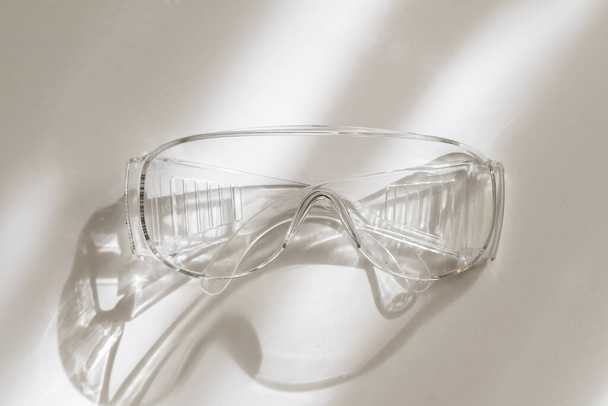 un simple engranaje de gafas protectoras de plástico para trabajadores, desgaste industrial - Foto, Imagen