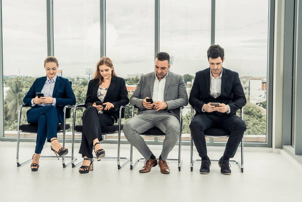 Femmes d'affaires et hommes d'affaires utilisant le téléphone portable
. - Photo, image