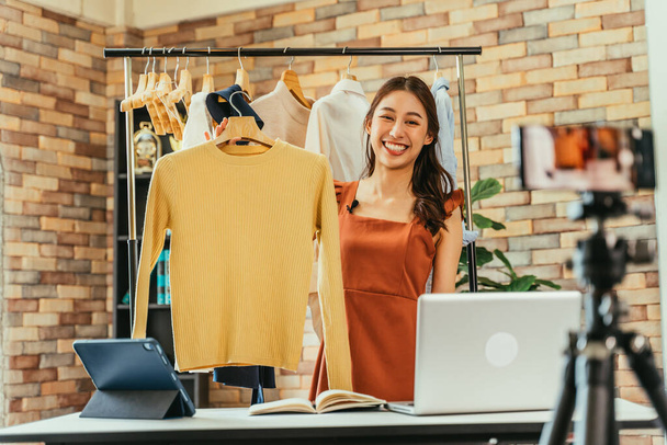 Woman influencer selling clothes online - Foto, Imagem
