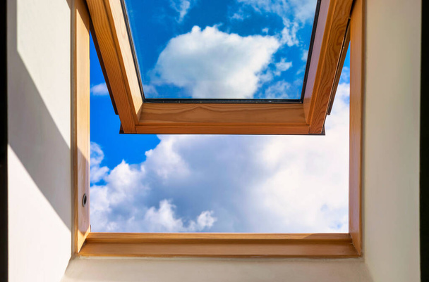 глядя на голубое облачное небо через современное квадратное окно - Фото, изображение