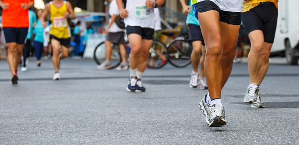 detalhe das pernas dos corredores no início de uma corrida de maratona
 - Foto, Imagem