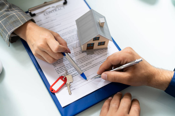 Property Deed And Loan Document. Apartment Paperwork Procedure - Fotoğraf, Görsel