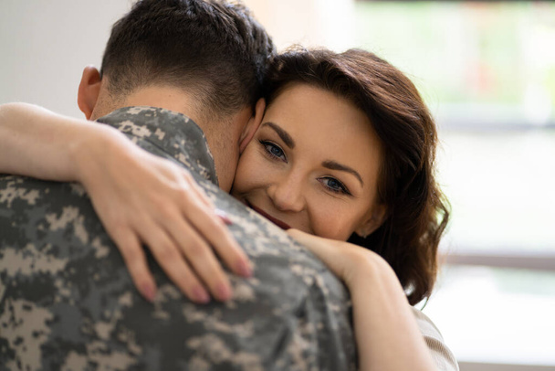 Katonai tiszt vagy katona. Boldog férj a veteránok napján - Fotó, kép
