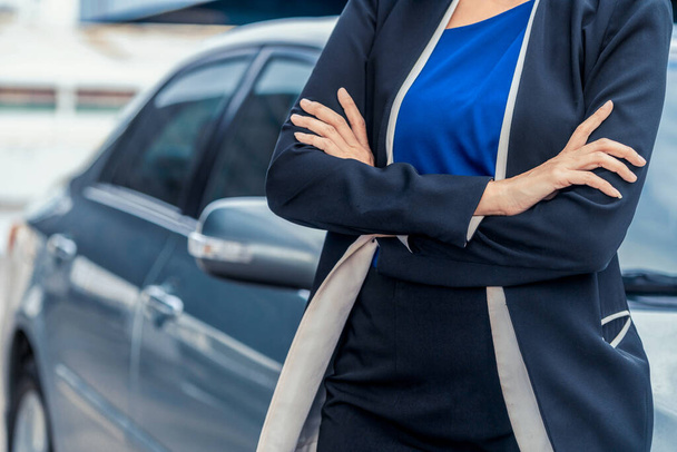 Sebevědomá obchodní žena stojící vedle auta. - Fotografie, Obrázek