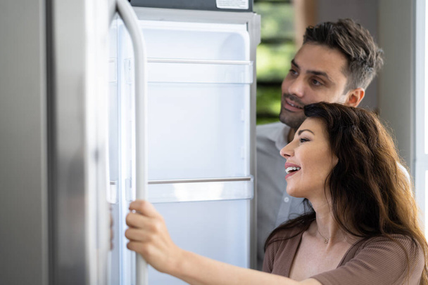 Family Shopping For Modern Kitchen Refrigerator In Store - Zdjęcie, obraz