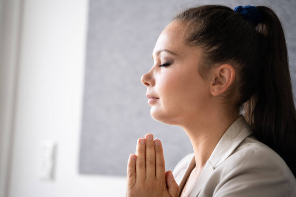 Pondering Thinking Contemplative Woman. Religious Female Prayer - Foto, immagini
