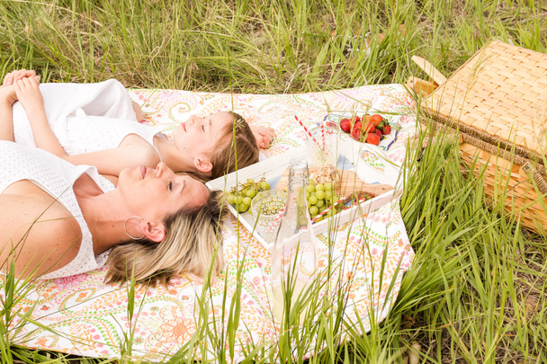 madre e hija en el picnic
 - Foto, Imagen