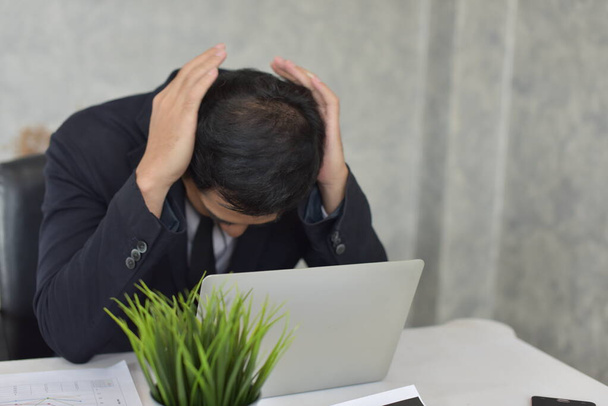 азіатський бізнесмен працює на ноутбуці в офісі
  - Фото, зображення