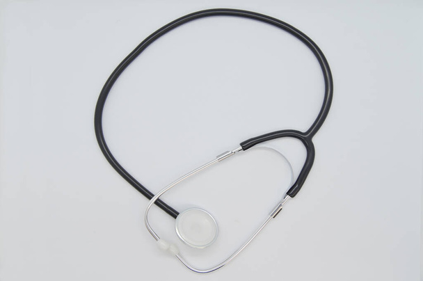 Pose plate d'un stéthoscope professionnel moderne isolé sur fond blanc.Le stéthoscope est un dispositif médical acoustique pour l'auscultation ou l'écoute des sons internes d'un animal ou d'un corps humain. - Photo, image