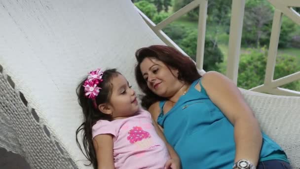 schöne junge Mutter und Tochter legen und entspannen zusammen auf einer Hängematte. - Filmmaterial, Video