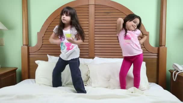 kleine meisjes het beoefenen van hun opleiding. een voor model en de andere voor gemengde vechtsporten - Video