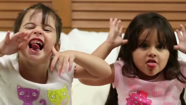 kis lányok, hogy egy vicces arc, a hálószobában - Felvétel, videó